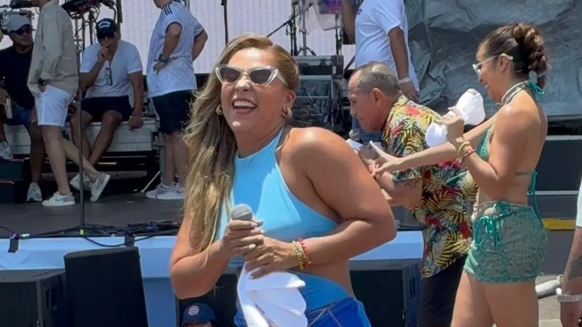 ¡Ay amáaa! La Sexy y Danna calentaron Santa Ana con candente reta de cadereo  (+video)